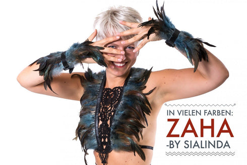 SiaLinda: Federarmband Zaha blau grau, mit Federn und schwarzem Leder, einstellbar - SiaLinda.com